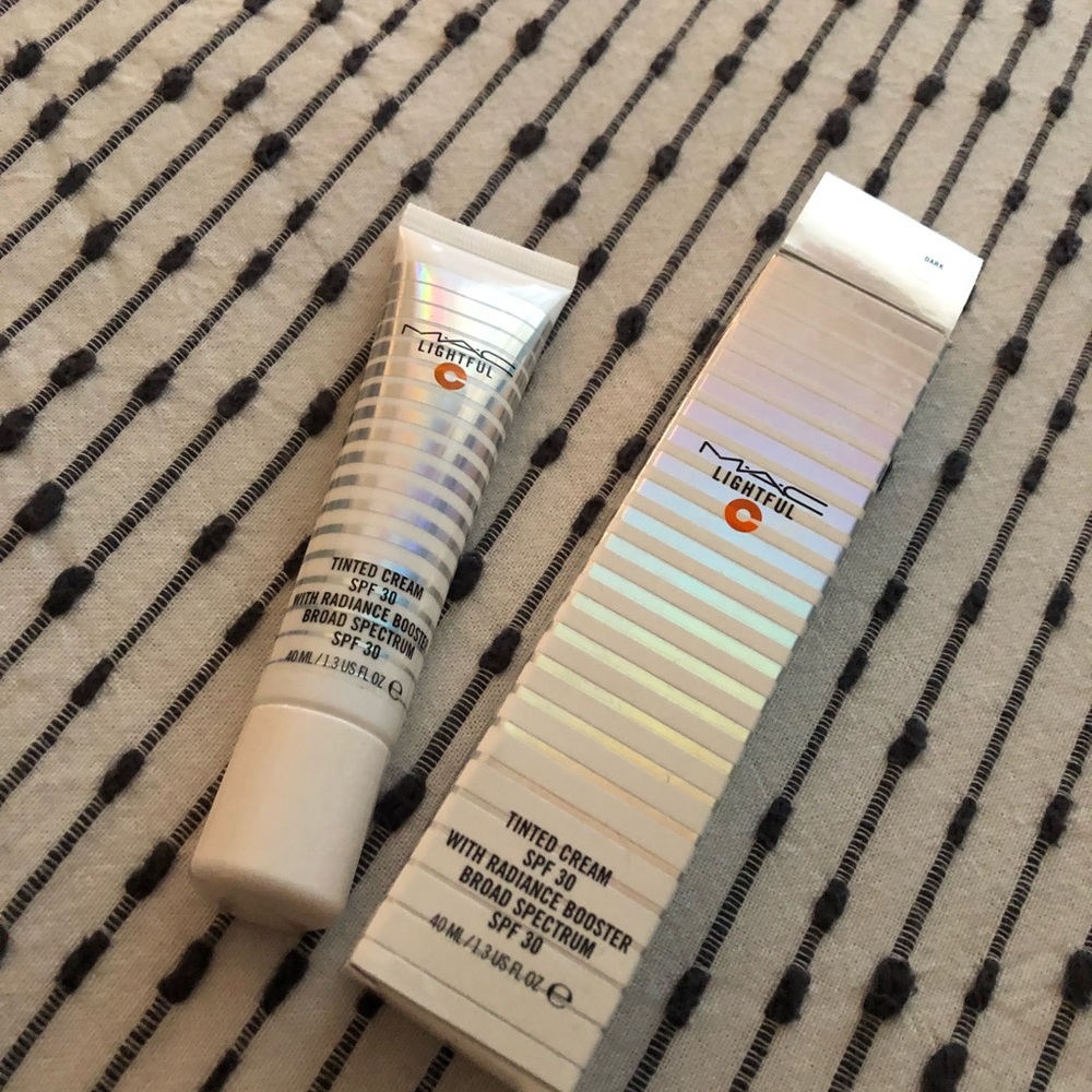 MAC lightful C Tinted Cream